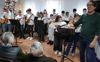 Tamburaška božićna čestitka učenika u Domu za starije u Velikoj