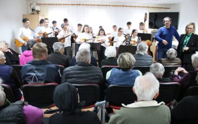 Tamburaši škole donijeli radost i zajedništvo korisnicima doma u Velikoj