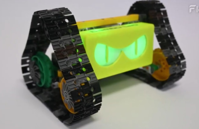 Trokutasti i kvadratni: Lego Technic roboti s gusjenicama i printanim očima koje svijetle